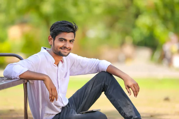 Молодий Індійський Студент Collage Використовує Мобільний — стокове фото
