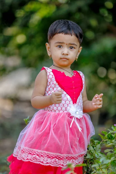 Mignon Indien Bébé Fille Jouer Dans Parc — Photo