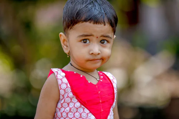 Słodkie Indyjskie Dziecko Dziewczyna Gra Parku — Zdjęcie stockowe