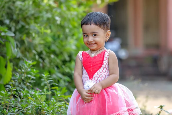 Mignon Indien Bébé Fille Jouer Dans Parc — Photo