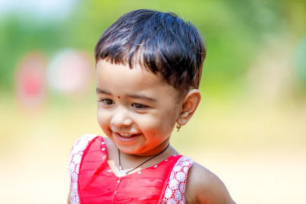 Niedliche Indische Baby Mädchen Spielen Park — Stockfoto