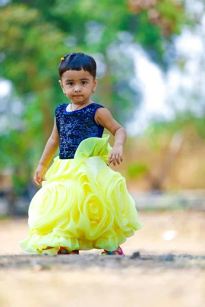Roztomilý Indický Dítě Dívka Hrát Parku — Stock fotografie