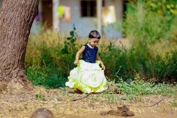 Aranyos Indiai Kislány Játszik Parkban — Stock Fotó