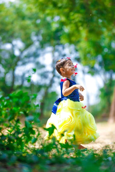 インドの小さな女の子の遊び — ストック写真