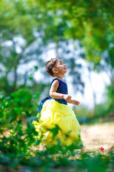 Indian Little Girl Child Playing — Stock Photo, Image