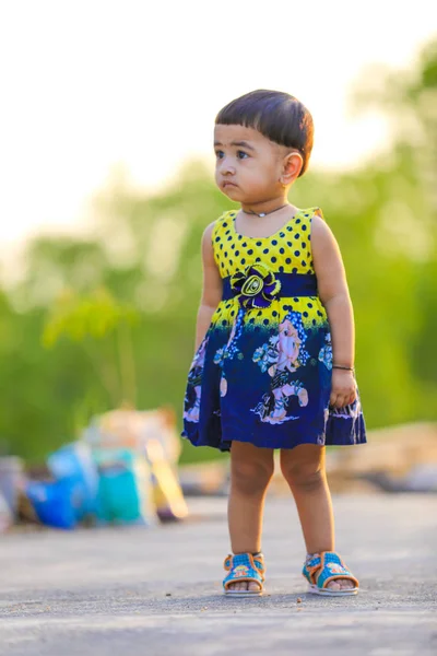 Mignon Indien Bébé Fille Jouer Dans Parc — Photo