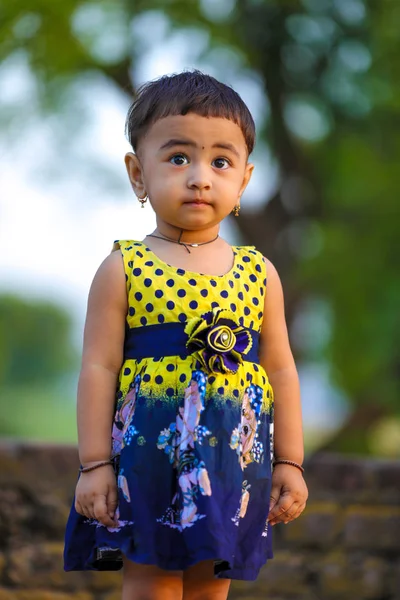 Carino Indiano Bambina Giocare Nel Parco — Foto Stock