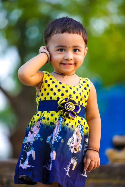 Carino Indiano Bambina Giocare Nel Parco — Foto Stock