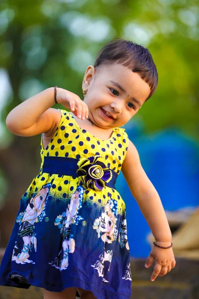 Мила Індійська Дівчинка Грає Парку — стокове фото