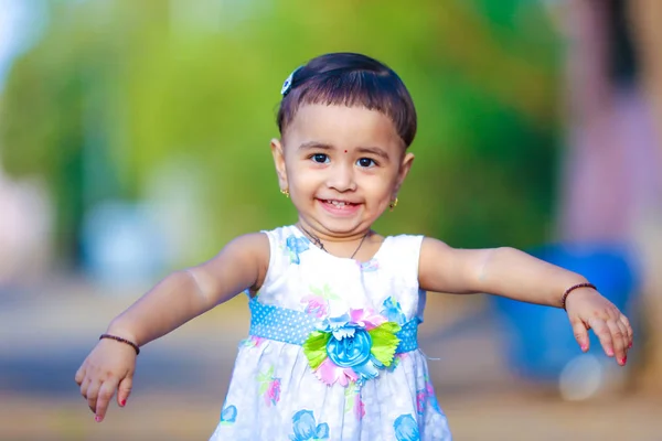 Menina Indiana Bonito Brincando Parque — Fotografia de Stock