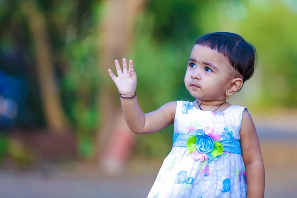 Симпатичная Индийская Девочка Играющая Парке — стоковое фото