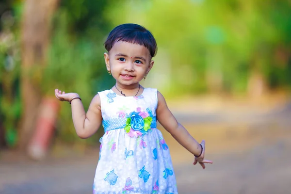 Schattig Indisch Baby Meisje Spelen Het Park — Stockfoto