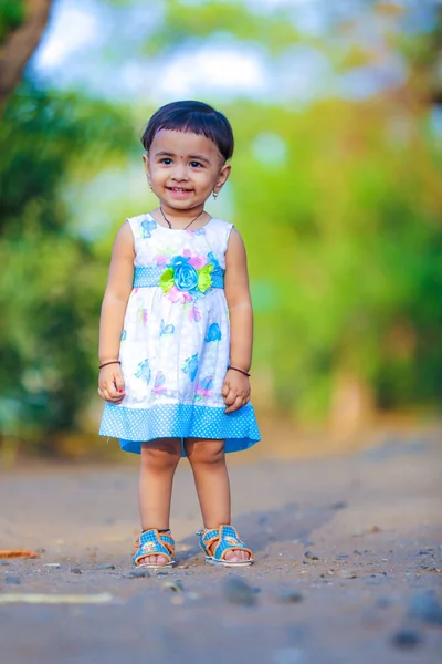 Мила Індійська Дівчинка Грає Парку — стокове фото
