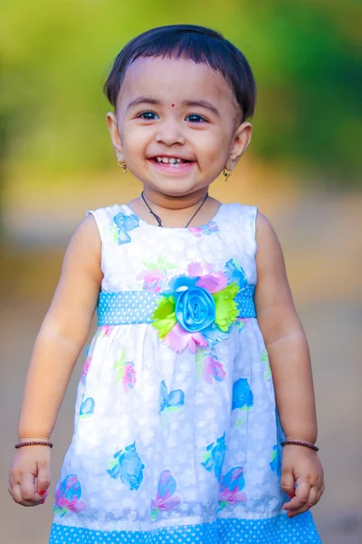 Słodkie Indyjskie Dziecko Dziewczyna Gra Parku — Zdjęcie stockowe