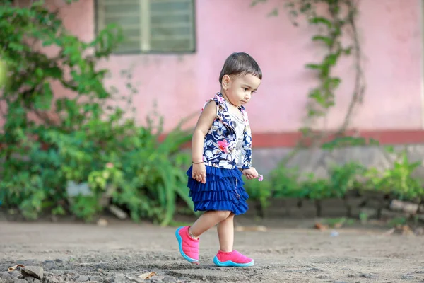 インドの小さな女の子の遊び — ストック写真