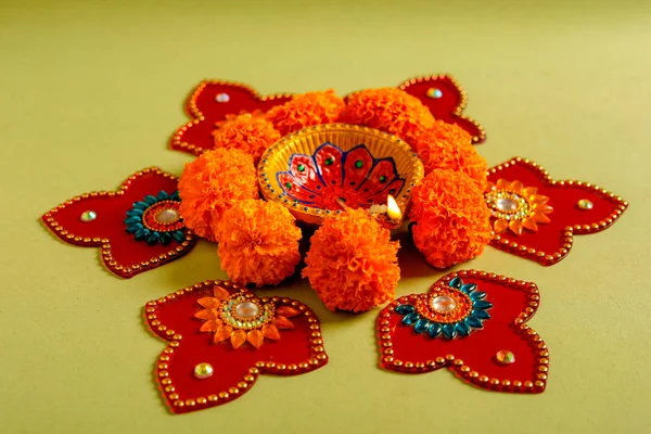 เทศกาลอ นเด Diwali โคมไฟ Diwali และดอกไม Rangoli — ภาพถ่ายสต็อก