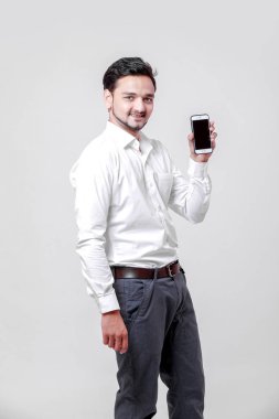 Telefon kullanan genç Hintli adam 