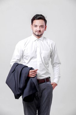 Genç Hintli adam ayakta beyaz arka plan üzerinde izole.