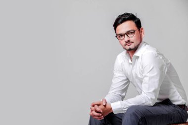 Hintli genç adam gözlük üzerinde