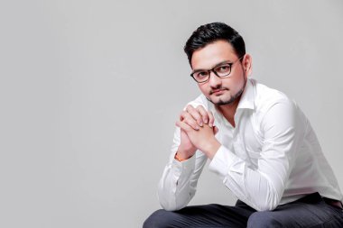 Hintli genç adam gözlük üzerinde