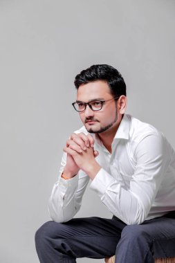 Hintli genç adam gözlük üzerinde