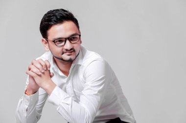 Hintli genç adam gözlük üzerinde