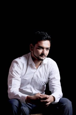 Hintli genç adam gözlük üzerinde