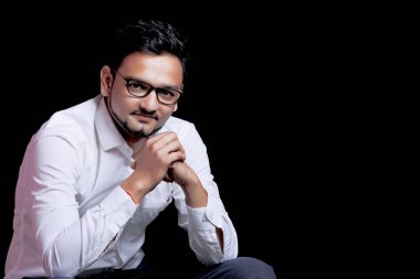 Hintli genç adam gözlük üzerinde