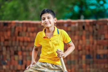 Kırsal Hintli çocuk kriket oynarken