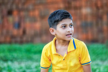 Kırsal Hintli çocuk kriket oynarken