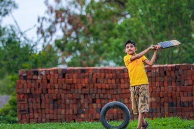 Kırsal Hintli çocuk kriket oynarken