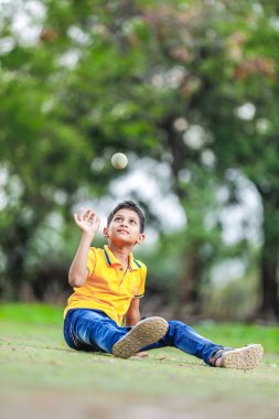 Kırsal Hintli çocuk kriket oynarken