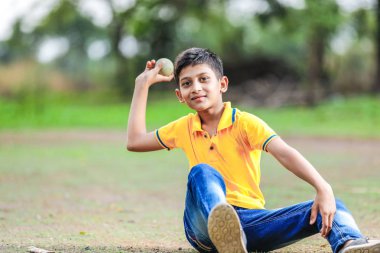 Kırsal Hintli çocuk kriket oynarken