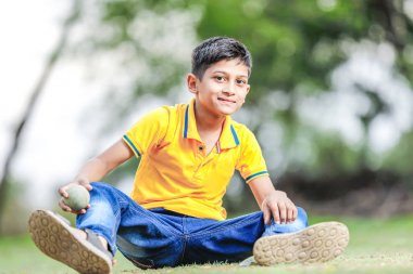 Kırsal Hintli çocuk kriket oynarken