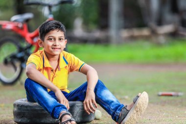 Kırsal Hintli çocuk kriket oynarken