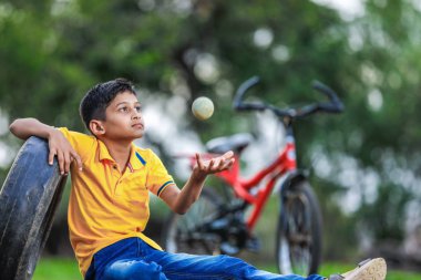 Kırsal Hintli çocuk kriket oynarken