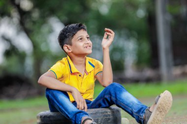 Kırsal Hintli çocuk kriket oynarken