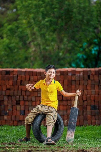 Vidéki Indiai Gyermek Játszik Krikett — Stock Fotó