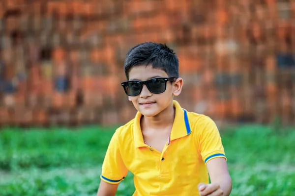 Indian Child Playing Outdoor — Stockfoto