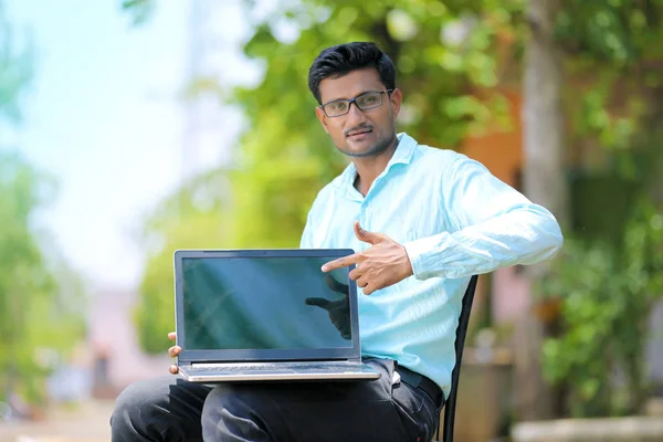 Homem Mostrando Tela Laptop — Fotografia de Stock