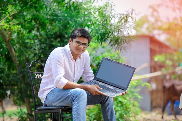 年轻的印度裔男子 显示笔记本屏幕 — 图库照片