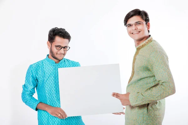 快乐的年轻的印度男子显示空白海报 — 图库照片