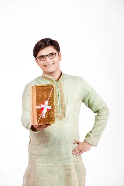 Νεαρός Ινδός Στην Παραδοσιακή Ένδυση Δείχνει Δώρο — Φωτογραφία Αρχείου