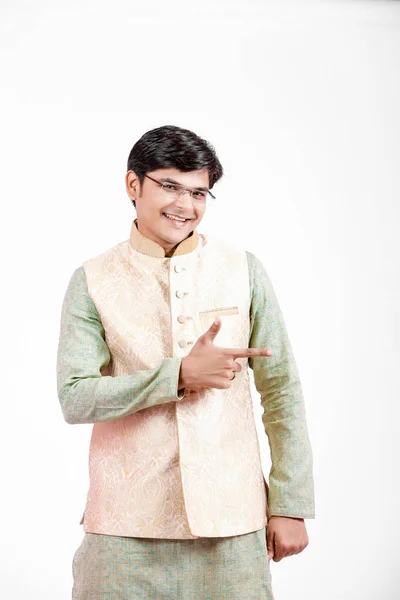 Νεαρός Ινδός Στην Παραδοσιακή Ένδυση — Φωτογραφία Αρχείου