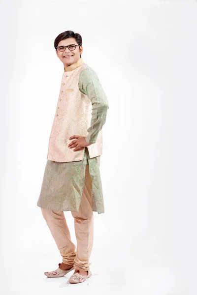 伝統的な服の若いインド人 — ストック写真