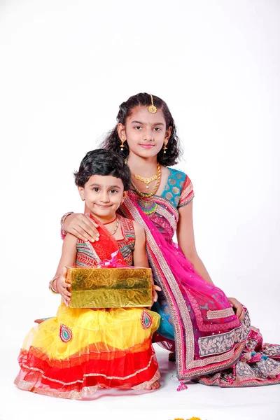 Aranyos Indiai Testvérpár Raksha Bandhan Fesztivál Ünnepli — Stock Fotó