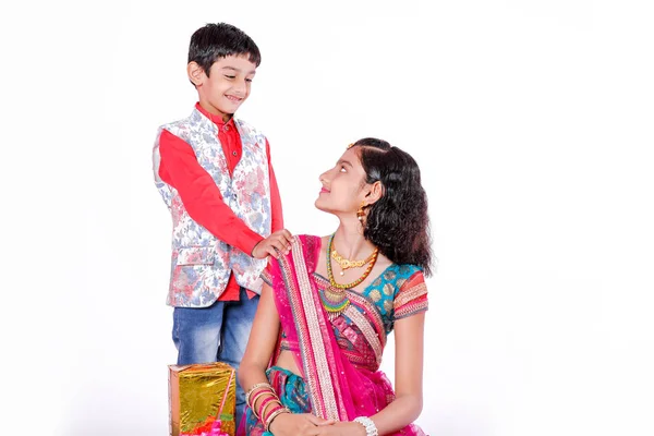 インドのかわいい弟と妹ラクシャ Bandhan 祭りを祝う — ストック写真