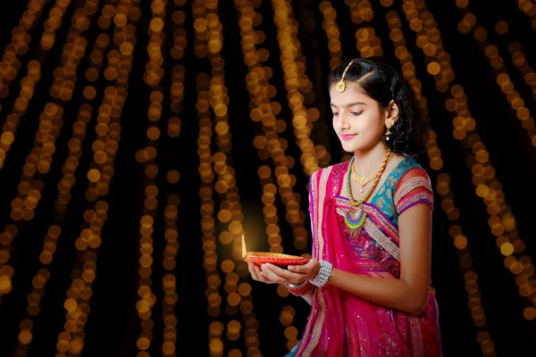 Indian Girl Celebrating Diwali Festival — Φωτογραφία Αρχείου