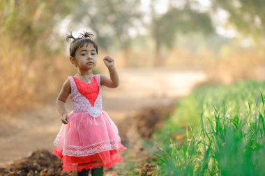 Parkta oynayan Hintli çocuk