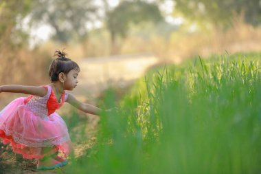 Parkta oynayan Hintli çocuk
